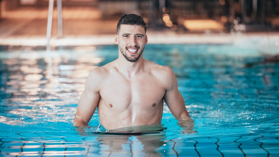THE NAME'S DIAS, RUBEN DIAS : Ruben Dias does his best James Bond impression
