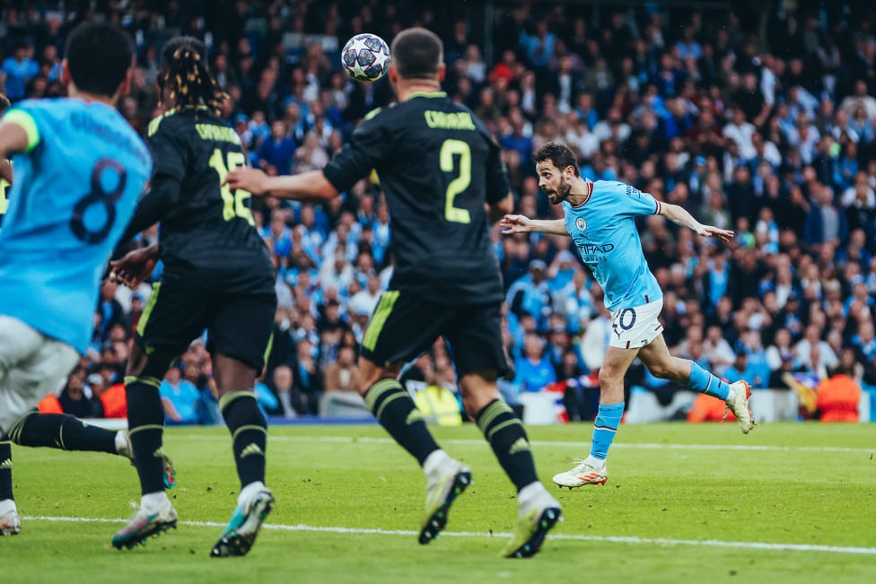 Bernardo marca contra o Real no Etihad.
