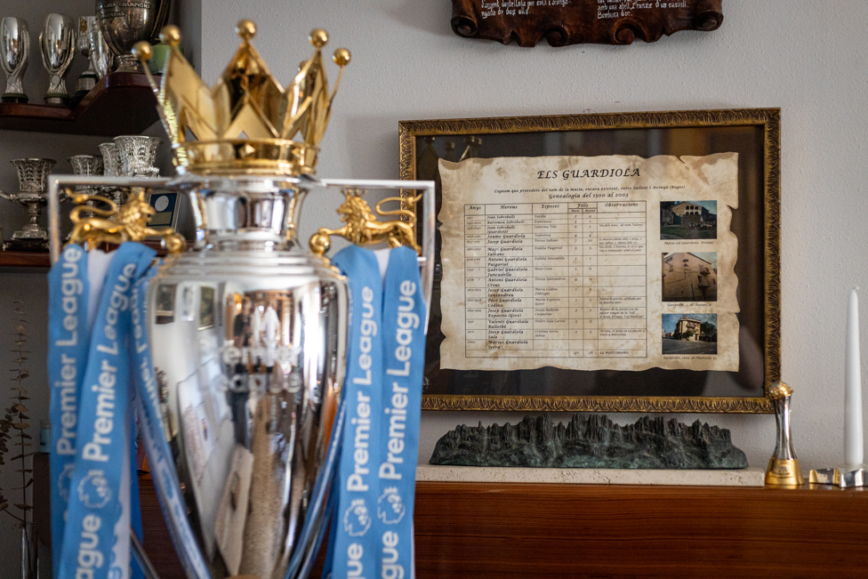 El trofeo de la Premier League en el salón de los Guardiola.