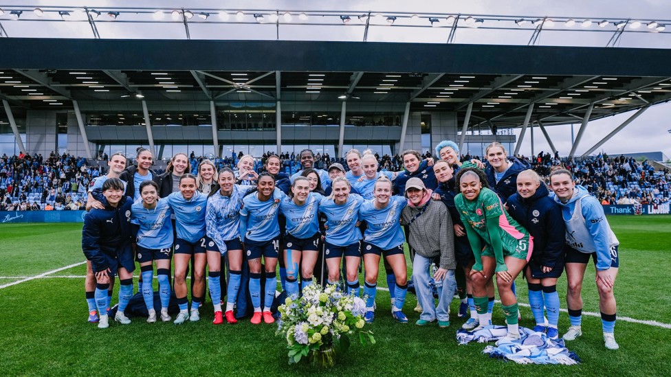 THANK YOU, LAURA : A final group photo at the Joie Stadium for Coombs