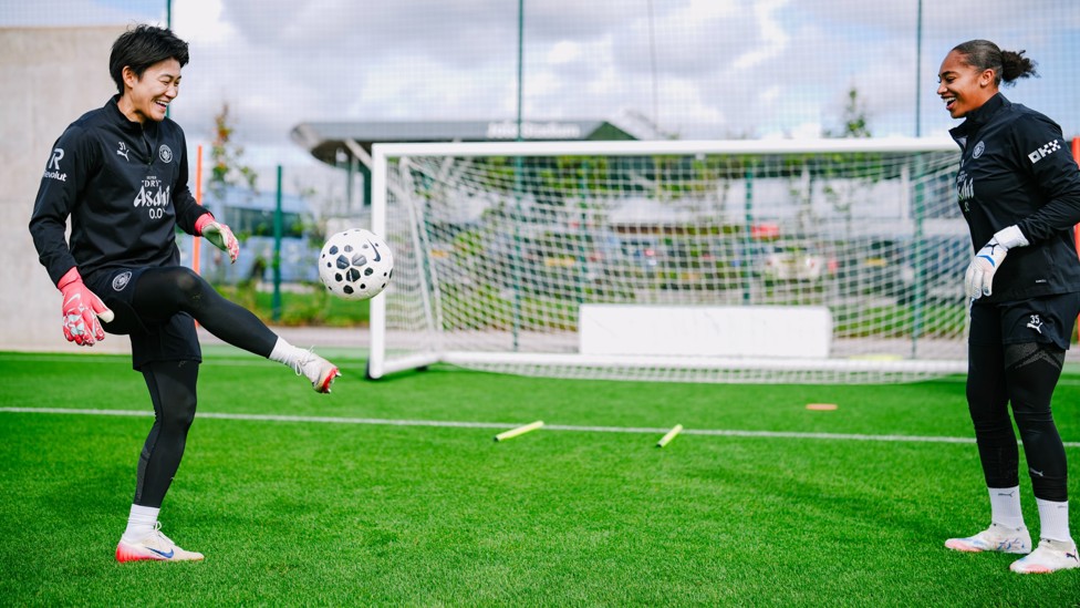 ONE BOUNCE : Ayaka Yamashita and Khiara Keating test each other's touch. 