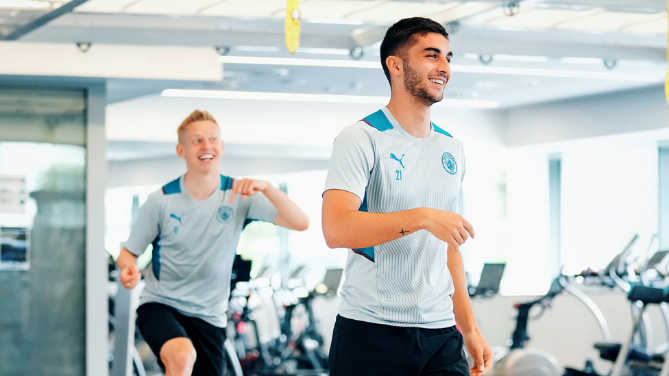 GRIN IN THE GYM : Ferran Torres and Oleks Zinchenko limber up for the session