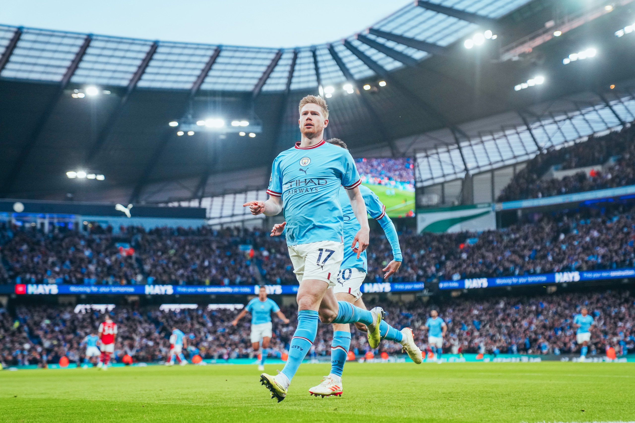 City goleia o Arsenal por 4 a 1 e encosta na liderança 