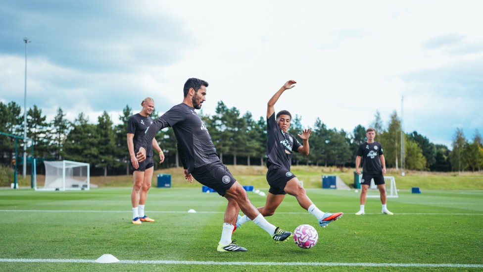 PASS MASTERS : Rico Lewis closes down Ilkay Gundogan