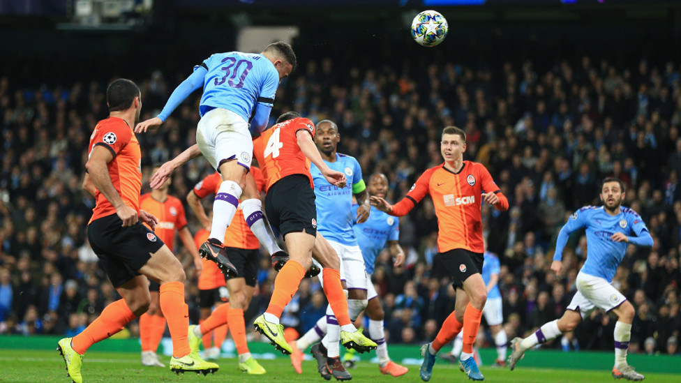 Nicolás Otamendi tuvo una de las mejores ocasiones del partido a la media hora de juego.