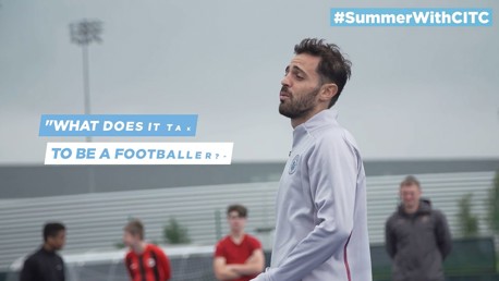 Silva menginspirasi anak-anak di CITC Soccer School