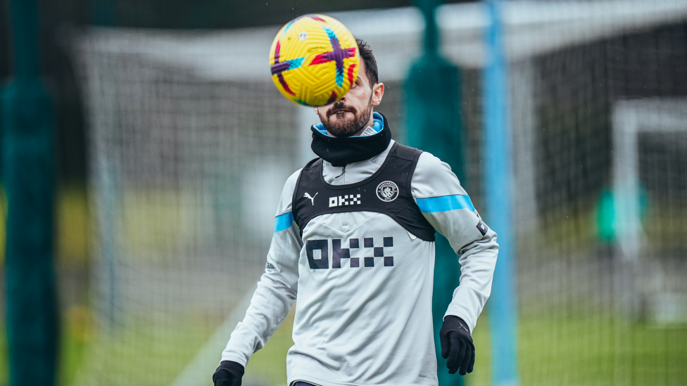 SEMBUNYI: Bernardo Silva dibalik bola.