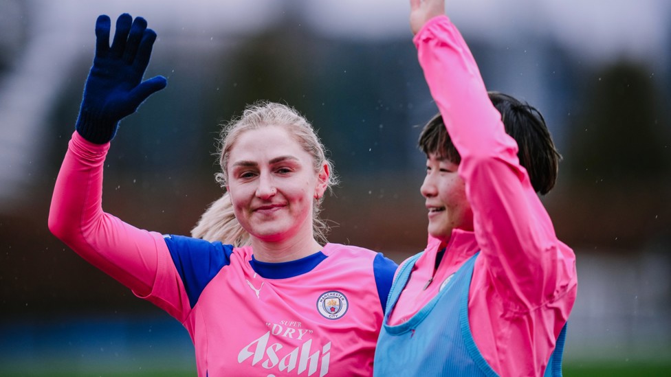 HANDS IN THE AIR : Laura Coombs and Aoba Fujino pair up