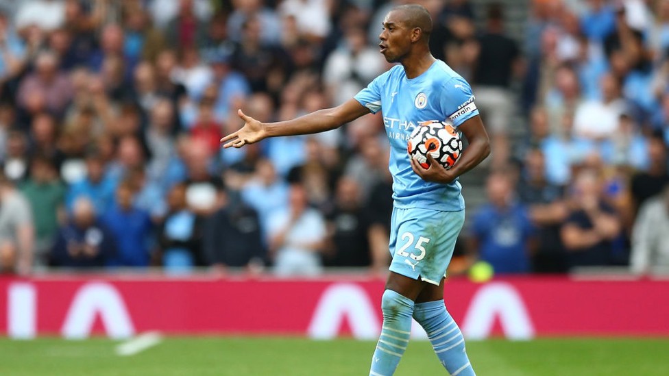 CAPITÁN. : Fernandinho trabajó duro en la sala de máquinas.