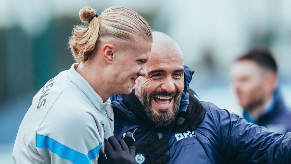 TAWA LEPAS: Erling Haaland dan pelatih Enzo Maresca di sela latihan.