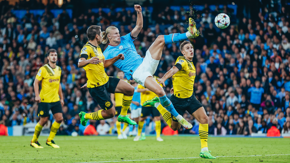 AIR HAALAND  : Haaland mencetak gol luar biasa dalam kemenangan 2-1 kami atas Dortmund pada bulan September.