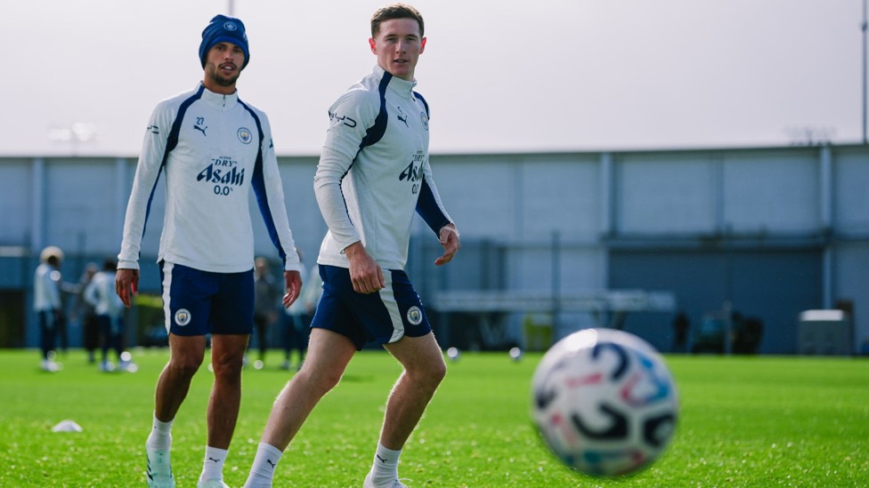 PRECISION : Elliot Anderson plays the pass.