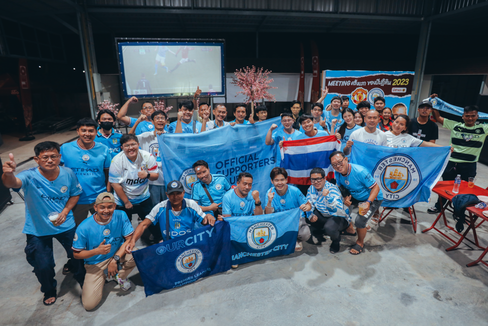 ยังยิ้มได้ : ซิติเซ่นส์ไทยรวมตัวกันถ่ายภาพหลังจบเกม