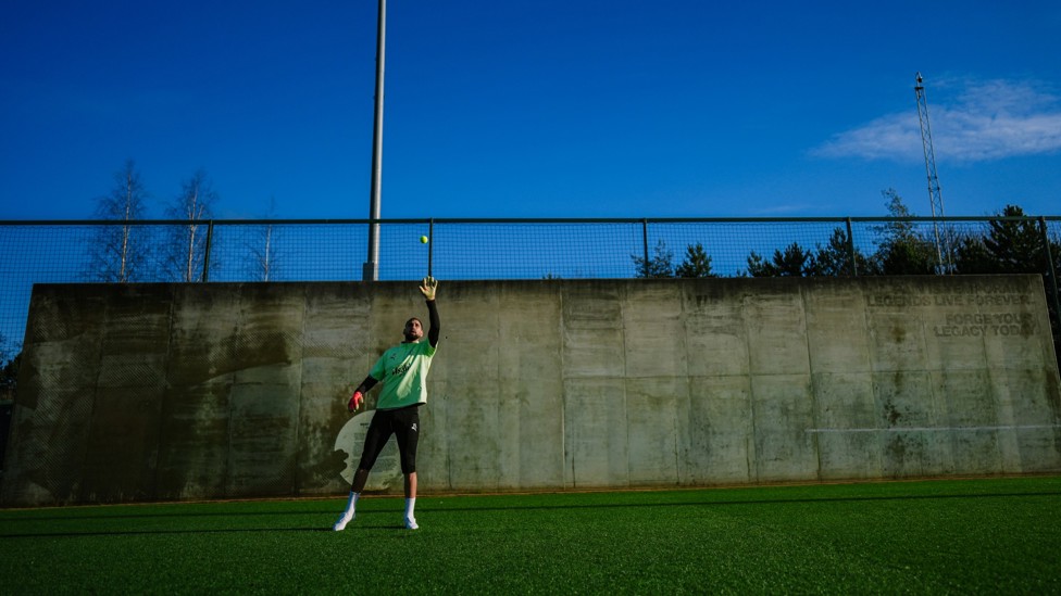 TENNIS BALL DRILL : Donnarumma mixes it up