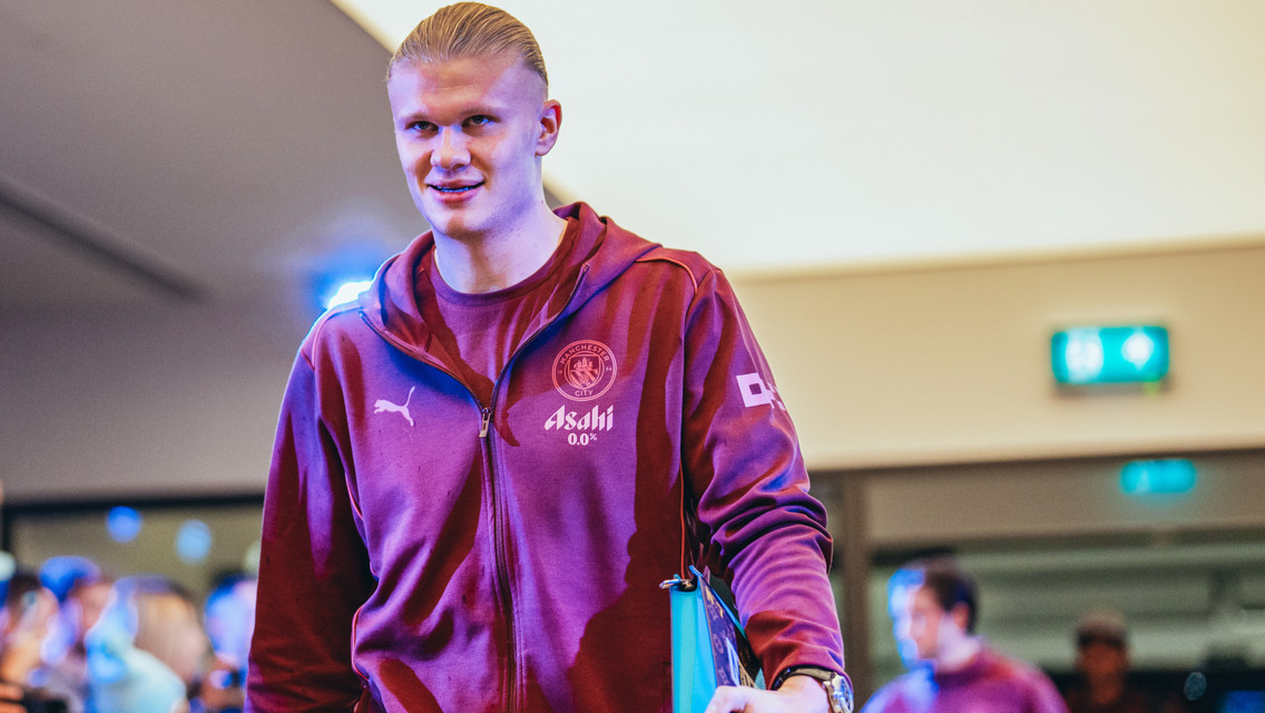 HAPPY HAALAND: Erling in good spirits when arriving at the stadium.