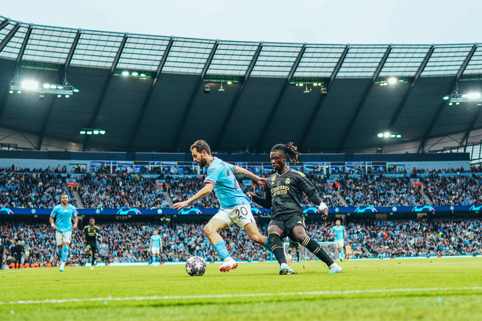 COMO UM MÁGICO : A bola grudada na eterna habilidade de Bernardo Silva.