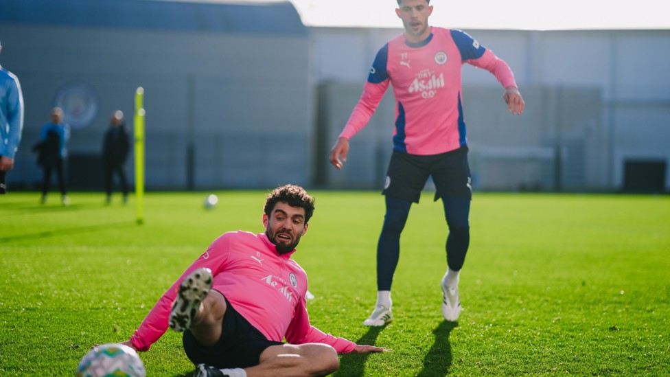 SLIDE RULE : Mateo Kovacic gets stuck in