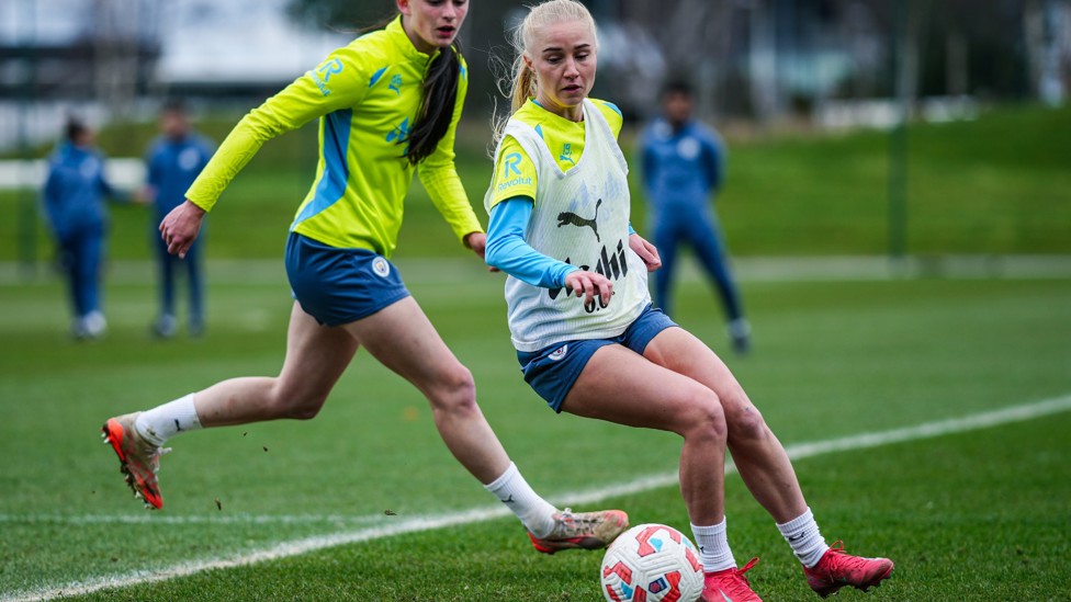 BLINKY TURNS BACK : Laura Blindkilde Brown protects the ball