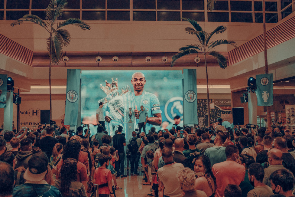 Shopping lotado para ouvir as palavras do londrinense ilustre