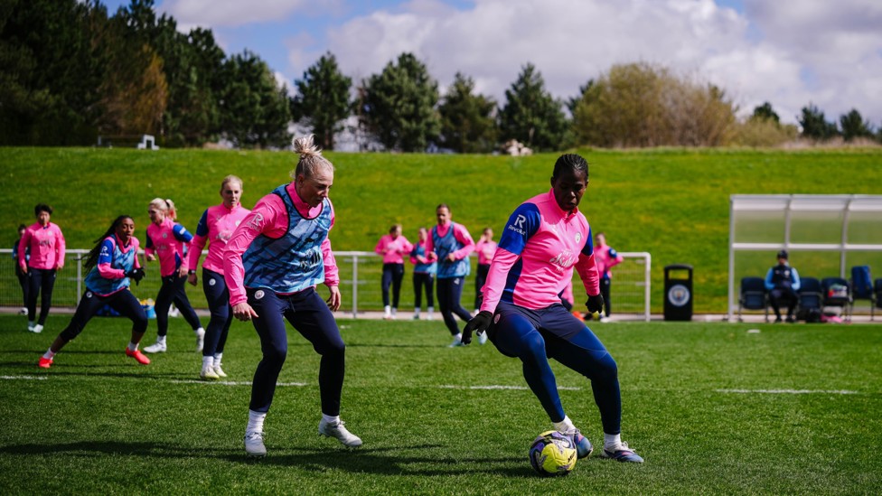 1v1 : Alex Greenwood keeps a close eye on Bunny Shaw
