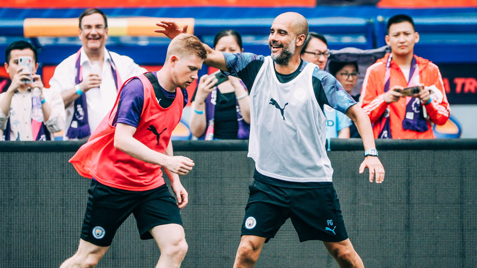 BACK SLAP : Pep was happy to see Kevin this morning!