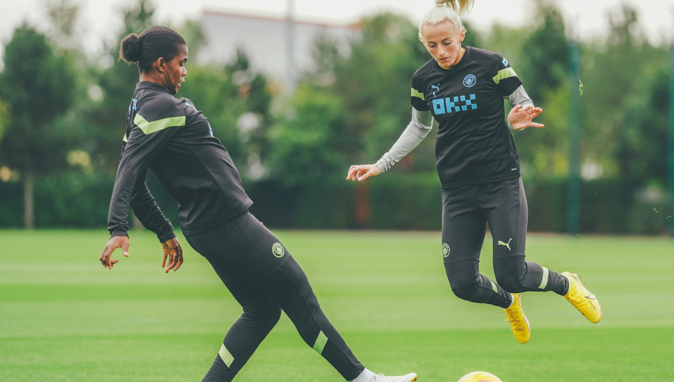 ATTACKER CHALLENGE : Bunny Shaw and Chloe Kelly compete for the ball