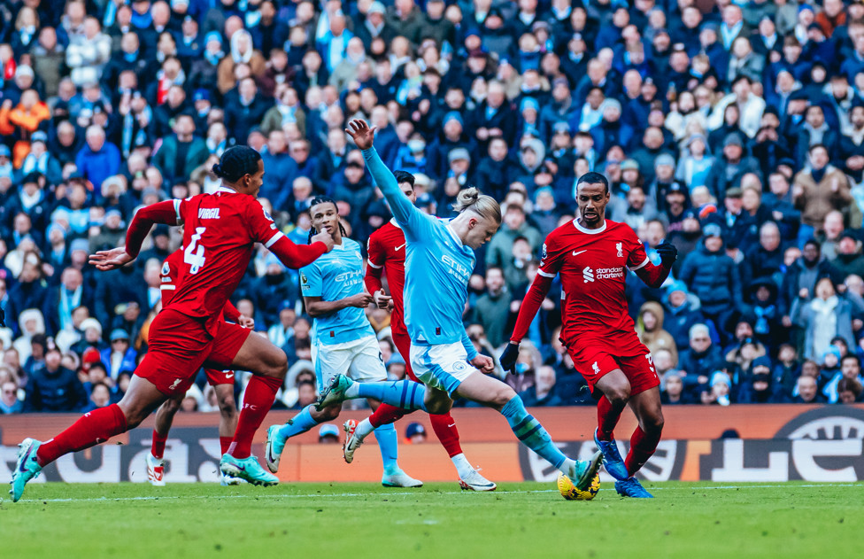 Haaland marca no Etihad. 