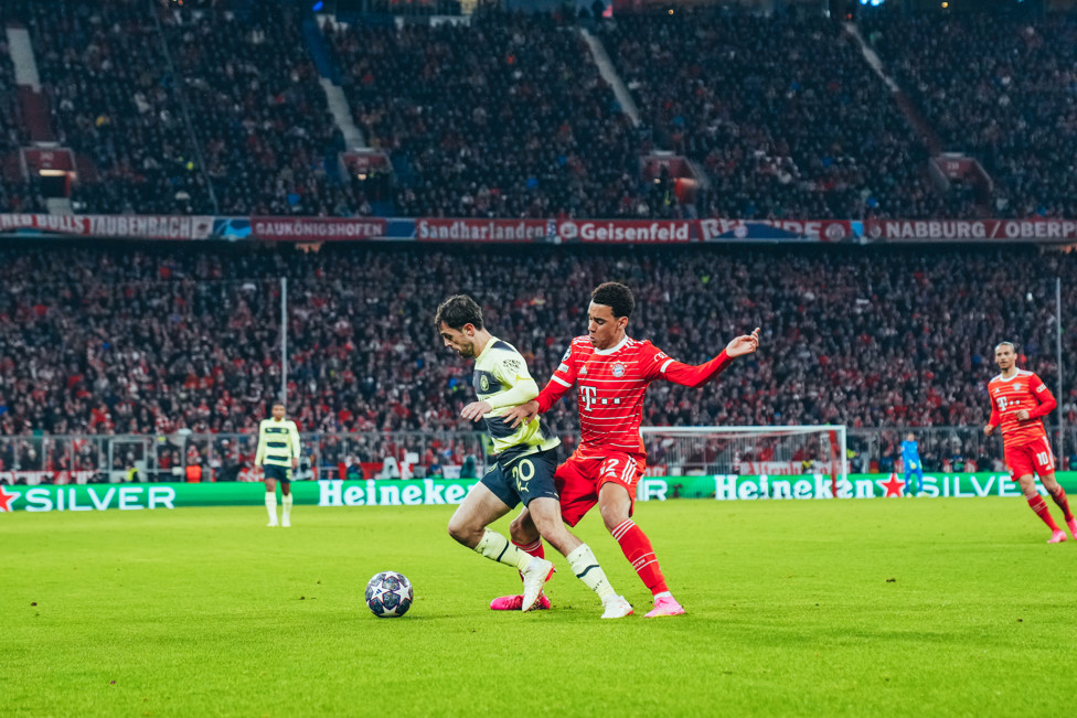 BERNARDO EM AÇÃO : Bernardo Silva aplicou bonitos dribles no primeiro tempo. 