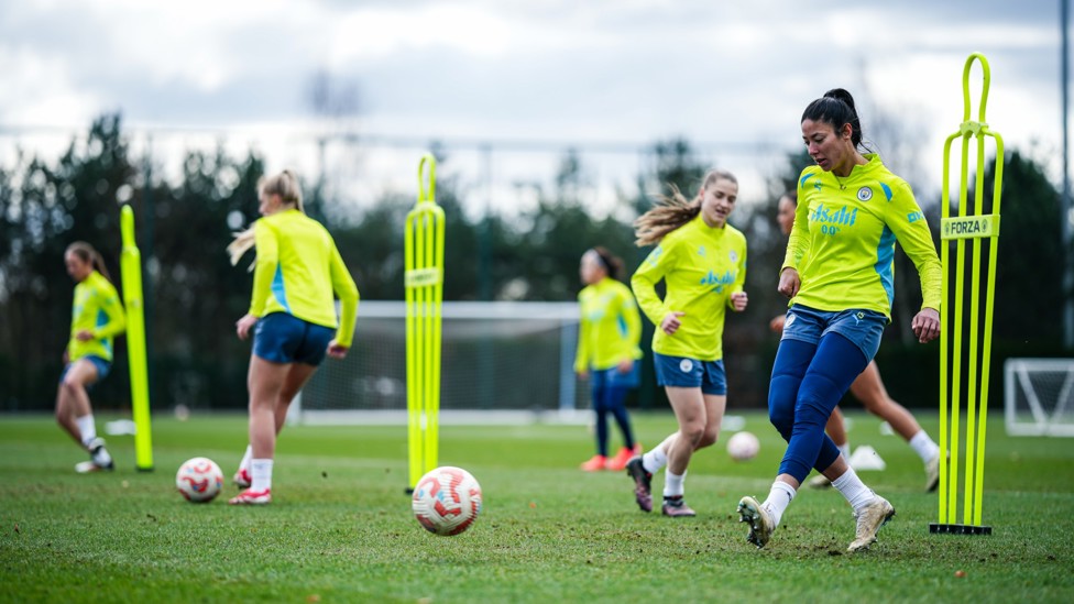 PICK A PASS : Leila Ouahabi finds a team-mate