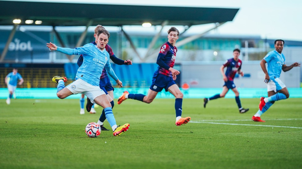 ATTACKING THREAT : Josh Adam played a dangerous cross into the box. 