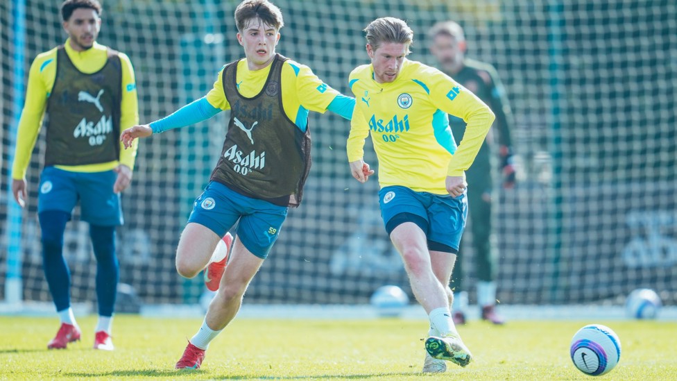 PASS MASTER : Kevin De Bruyne lays off the ball