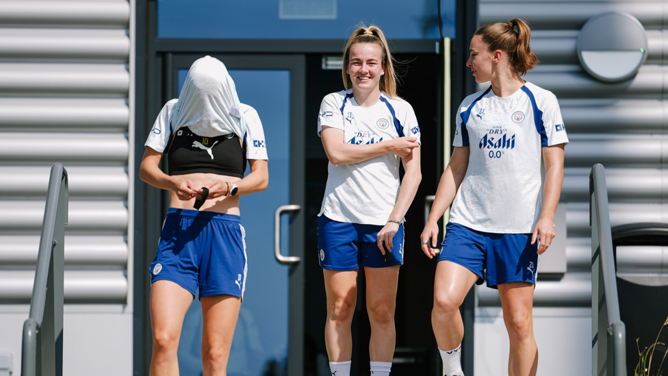 HEADS UP  : Vivianne Miedema, Lauren Hemp and Niamh Charles make their way onto the field. 