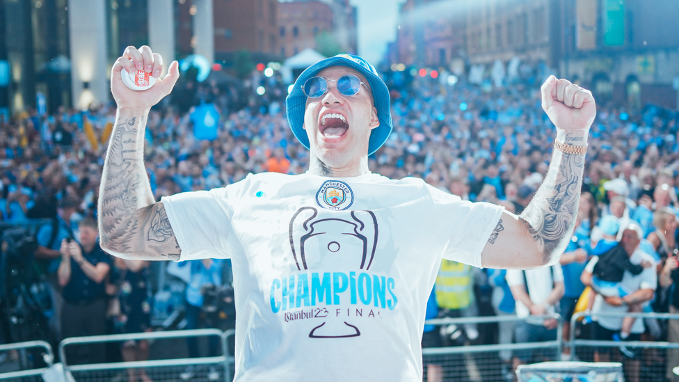 EDERSON NO DESFILE DA TRÍPLICE COROA 