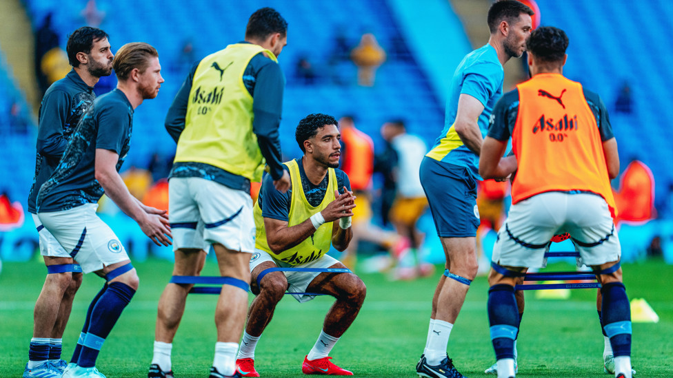 GET LOOSE : The players go through their pre-match stretches.