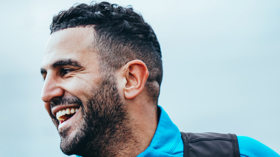 SENYUM  : Riyad Mahrez dalam suasana hati yang baik