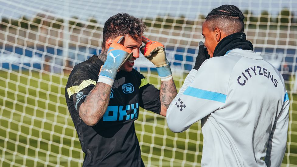WAKTU BERPIKIR : Ederson dan Manuel Akanji berbincang santai