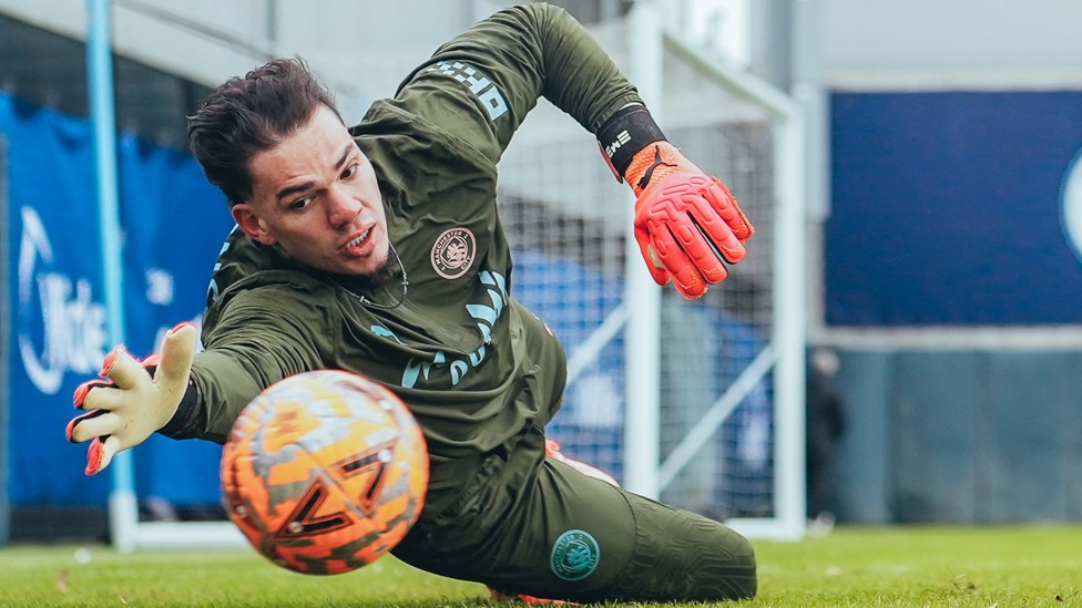 BIG HANDS : Ederson on the stretch