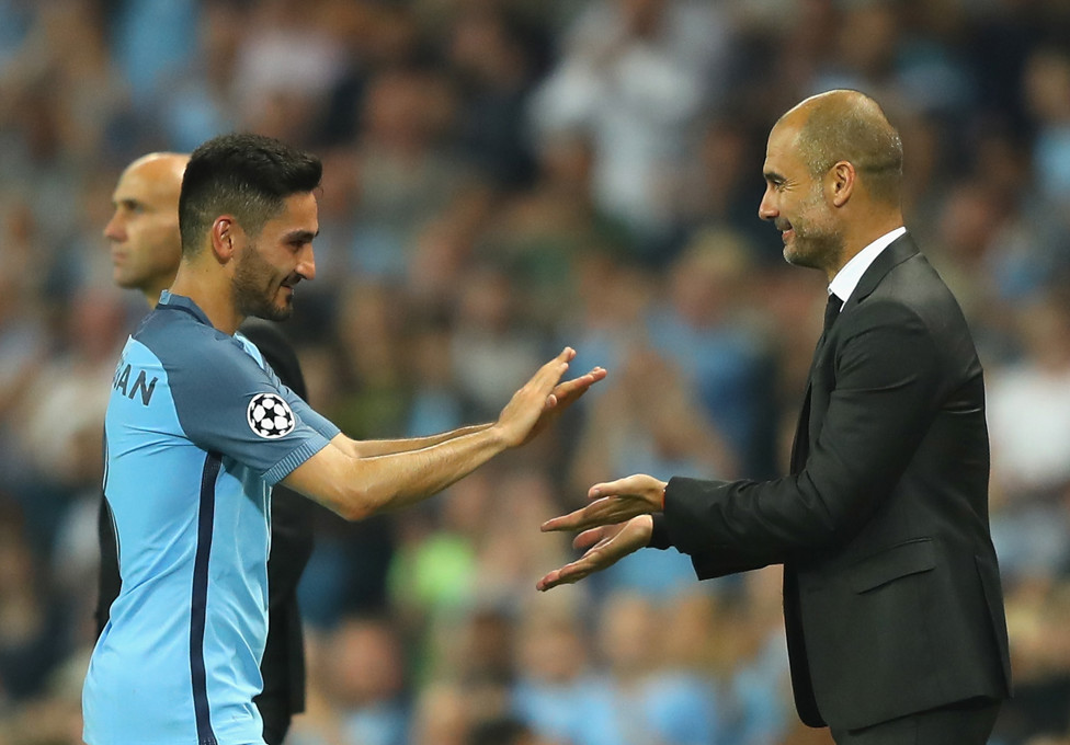 A ESTREIA  : Gundogan cumprimenta Pep Guardiola em seu primeiro jogo com a camisa do City.