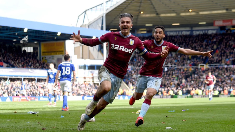 PAHLAWAN THE VILLANS: Grealish diserang oleh fans lawan sebelum mencetak gol kemenangan melawan Birmingham pada 2019
