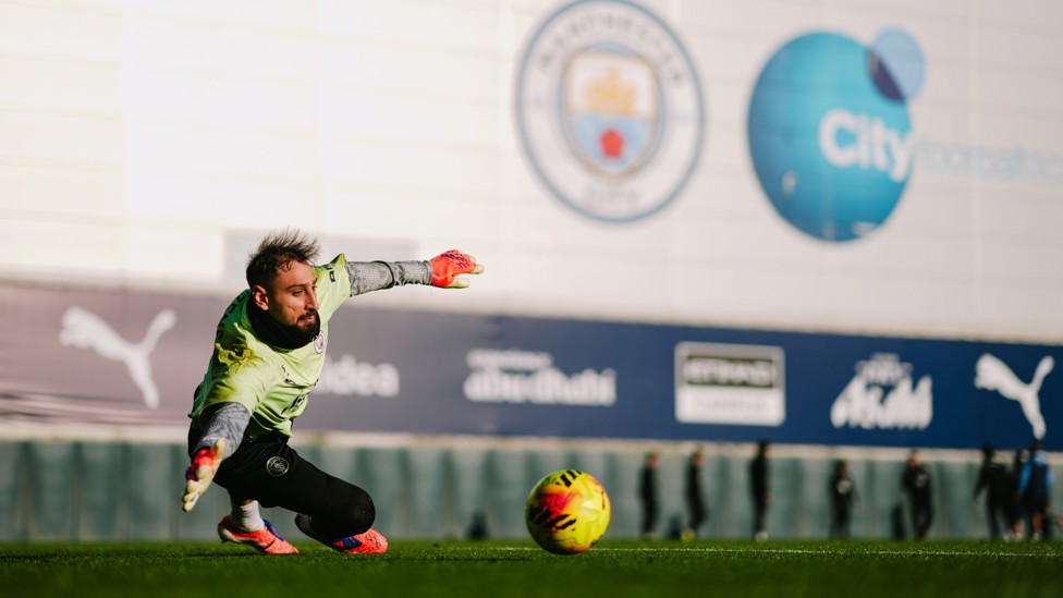 DOWN LOW  : Gianluigi Donnarumma makes the save. 