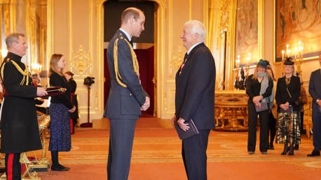 Mike Summerbee menerima OBE di Kastil Windsor