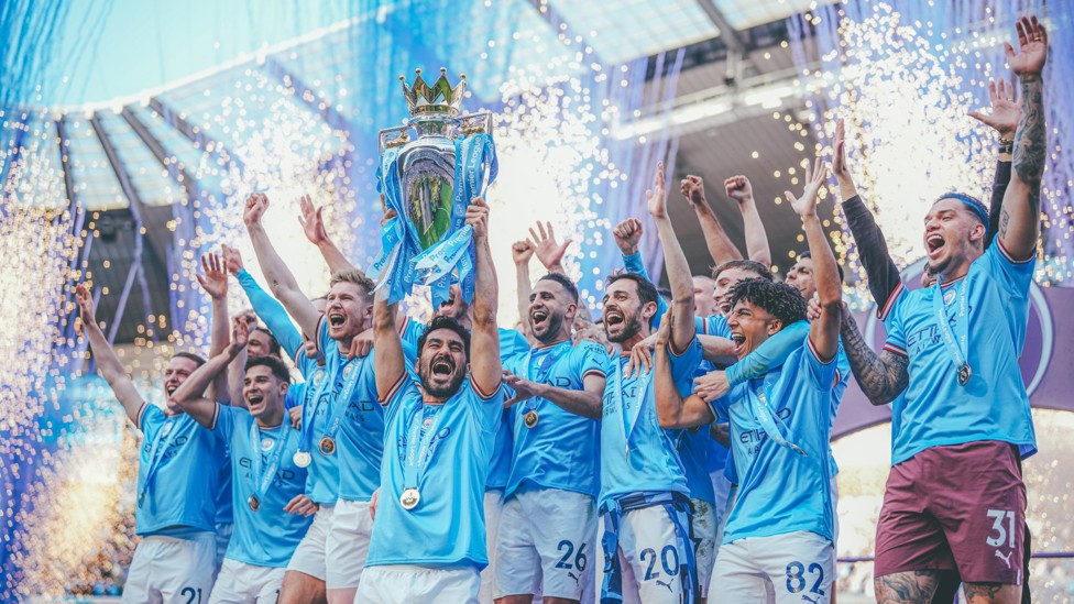 TIGA BERUNTUN : City memenangkan gelar Liga Premier ketiga berturut-turut dan mengangkat trofi setelah menang 2-0 atas Chelsea di Stadion Etihad.
