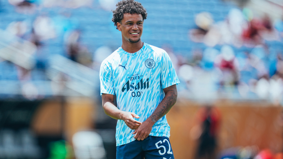BUZZING BOBB : All smiles during the pre-match warm up.