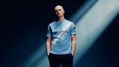 Our stars model the 2025/26 PUMA Home kit! 