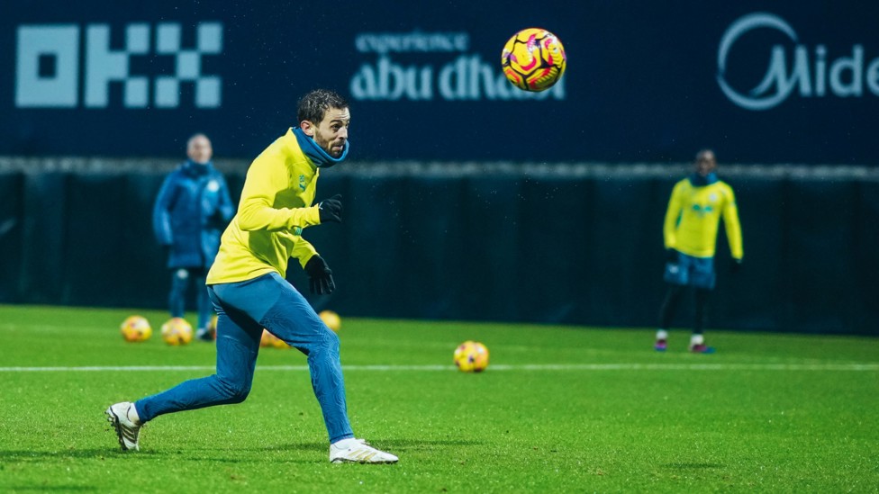 SILVA SERVICE : Bernardo with a deft header