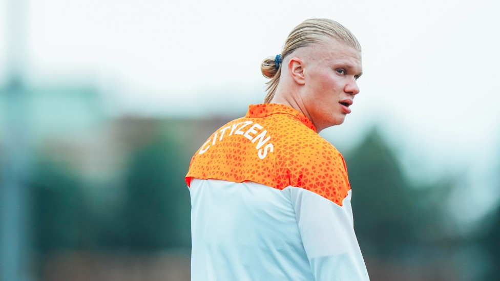 SCAN : Erling Haaland observes over his shoulder.