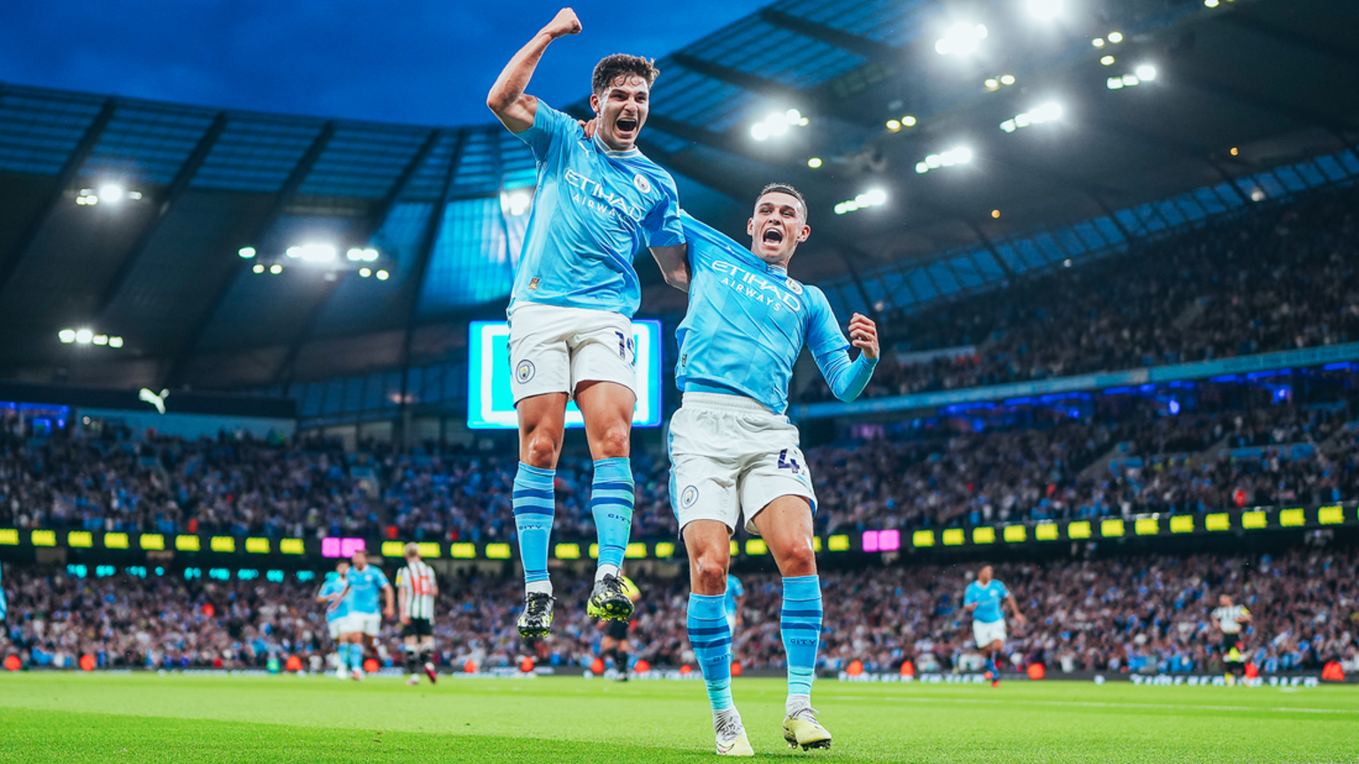 Em jogo com 9 gols, Manchester City vence o Leicester e segue na