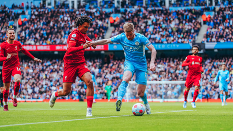 MIDFIELD MAESTRO: KDB holds off the challenge of Alexander-Arnold.