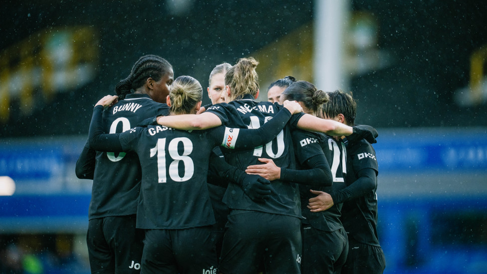 TEAM  : City celebrate three points. 