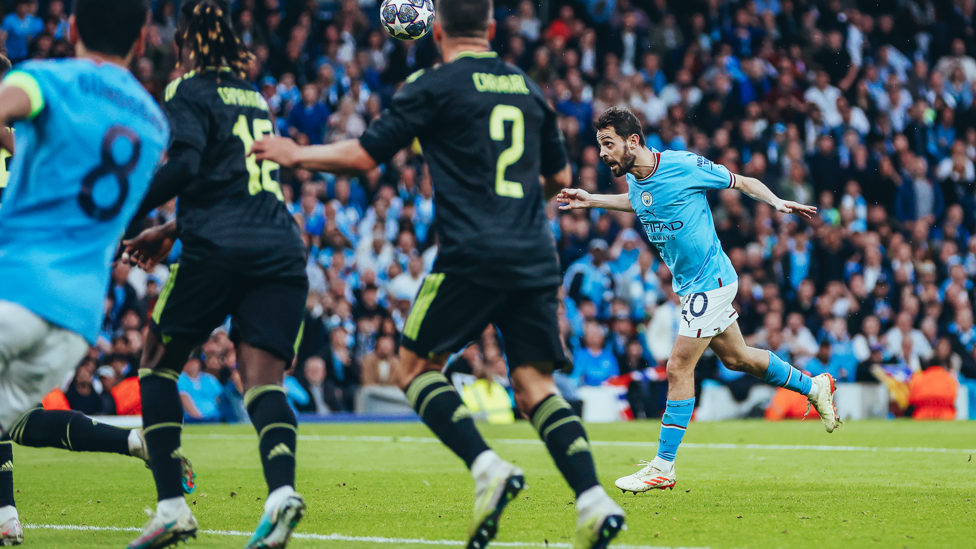 SILVA : De cabeça! 
